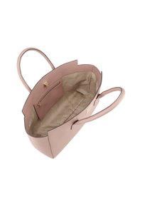 Lichtroze leren tote bag met een open bovenkant, gladde textuur, binnenzak, gouden hardware accenten en een ruime beige voering.