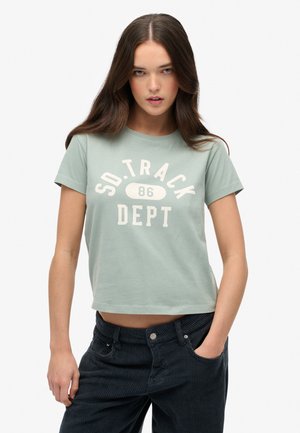 Myntegrøn kortærmet t-shirt med et hvidt grafisk print, der står "SD. TRACK DEPT 86." T-shirten har et cropped design og en glat tekstur.