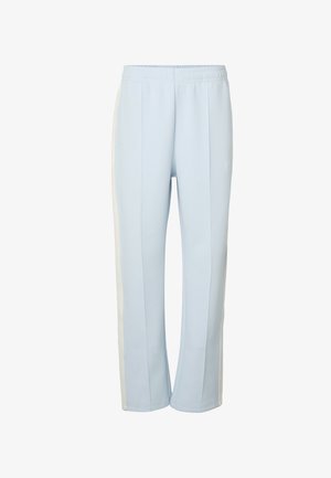 Világoskék melegítőnadrág rugalmas derékrésszel és fehér oldalsávokkal, elején zsebekkel és egyenes szárú szabással.