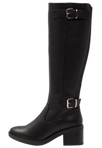 Wysoki czarny skórzany botek z dwoma srebrnymi klamrami i słupkowym obcasem, widoczny z boku na białym tle.