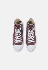 Hoogtop sneakers van bordeauxkleurig canvas met witte veters, witte rubberen zolen en tonale stikdetails.