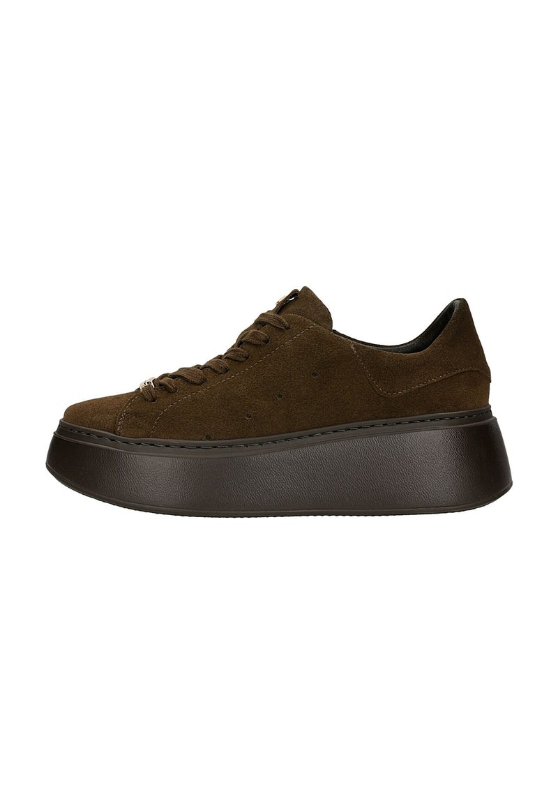 Sneaker in suede marrone con una spessa suola piattaforma nera, dotato di lacci tondi e piccole perforazioni sui lati per la traspirabilità.