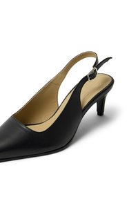 Mustast nahast sangaga king, millel on terav nina, madal konts ja reguleeritav pannal. Sile tekstuur, minimalistlik disain ja beež sisemus.