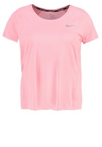 Camiseta deportiva rosa hecha de un tejido ligero y transpirable. Tiene mangas cortas, escote redondeado y un logo reflectante en el pecho.