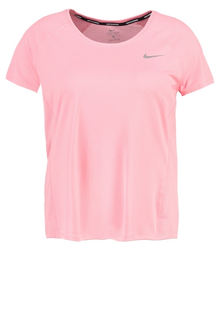 Camiseta deportiva rosa hecha de un tejido ligero y transpirable. Tiene mangas cortas, escote redondeado y un logo reflectante en el pecho.