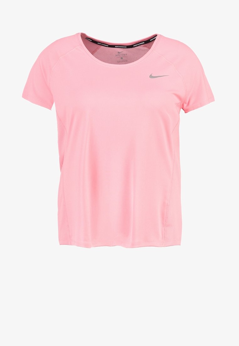 Camiseta deportiva rosa hecha de un tejido ligero y transpirable. Tiene mangas cortas, escote redondeado y un logo reflectante en el pecho.