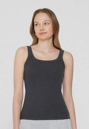 Débardeur côtelé gris foncé avec des bretelles larges et un col plongeant, présentant une silhouette ajustée et une texture douce.