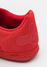 Nike Performance REACT GATO - Sálové kopačky - university red