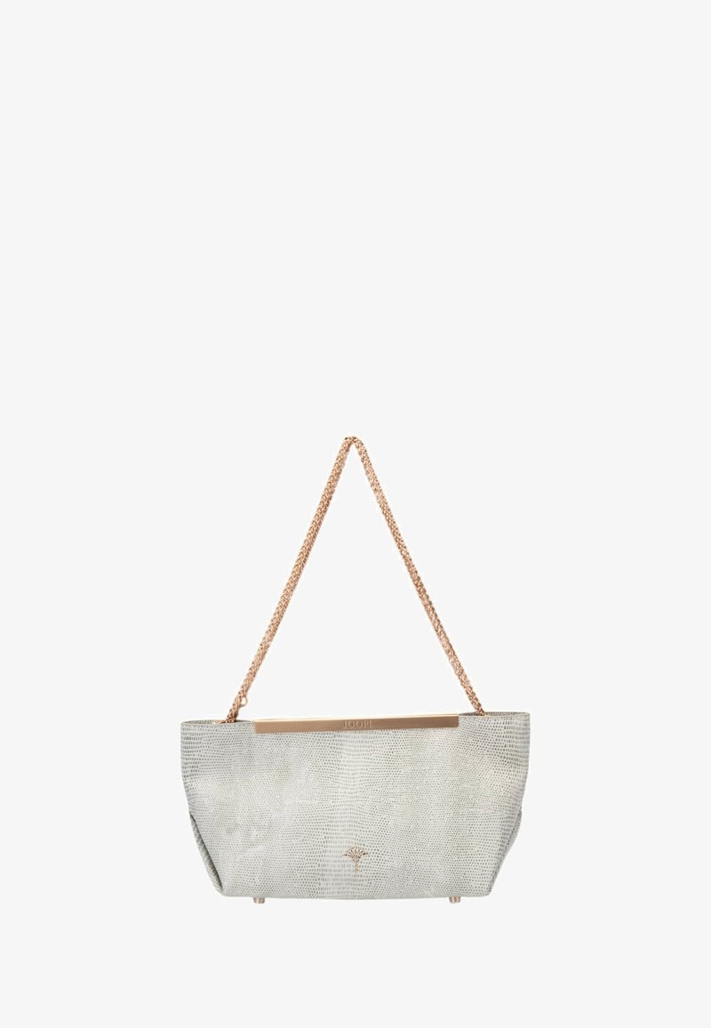 Lys grå håndtaske med en struktureret overflade, prydet med en metallisk guldaccent langs den øverste kant og en guld kædestrop.