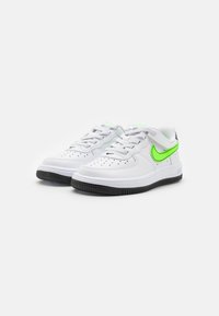 Nike Sportswear FORCE 1 LOW EASYON - Sneakers - white/green strike/black