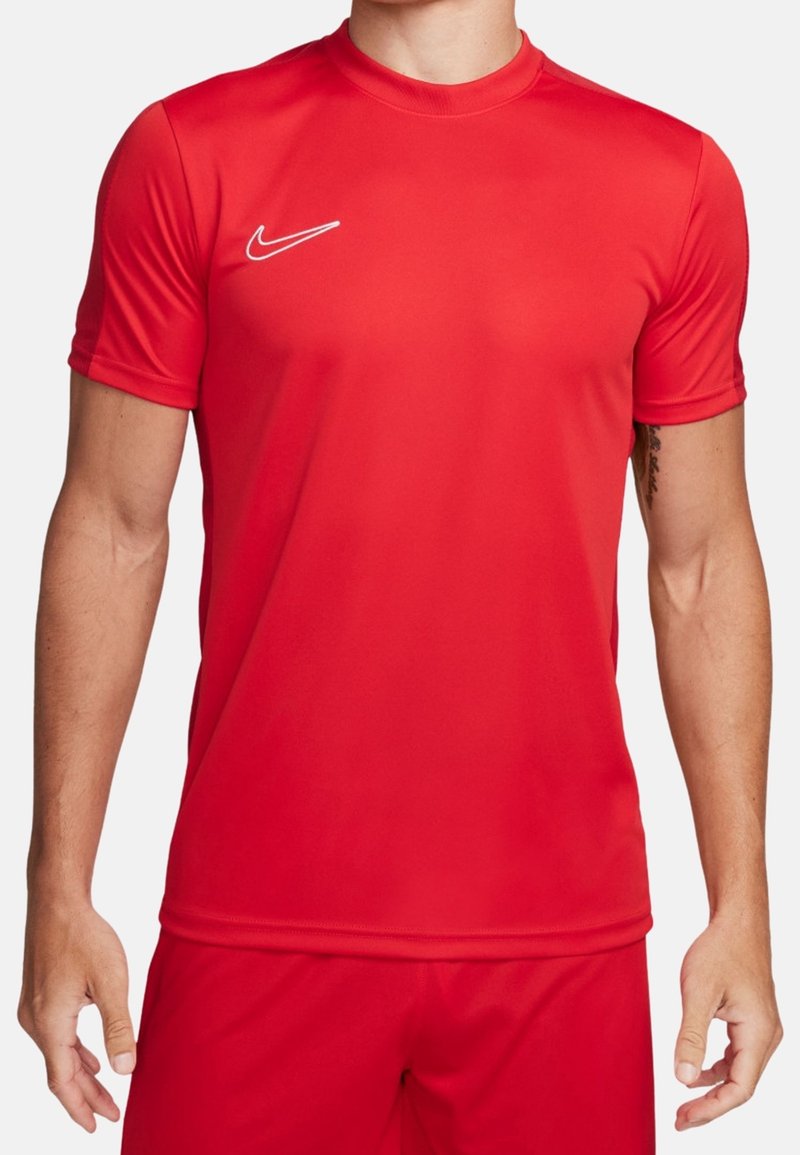 Czerwona koszulka sportowa wykonana z materiału odprowadzającego wilgoć, z krótkimi rękawami i okrągłym dekoltem, z białym logo Nike na klatce piersiowej.