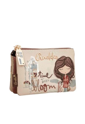 Bolsa beige con cremallera con niña de dibujos animados, boceto de edificio y texto ""Anekke time to bloom"" bordado en el frente.