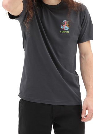 T-shirt nera a maniche corte in cotone, con una grafica colorata di un serpente sul petto e scollo tondo.