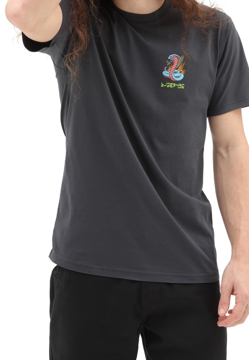 T-shirt noir à manches courtes en coton, avec un graphique de serpent coloré sur la poitrine et un col rond.