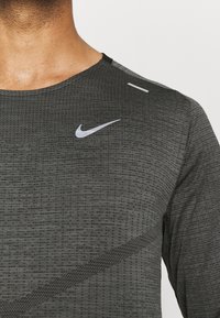 Nike Performance Långärmad tröja - black