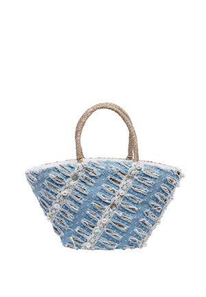Blauwe denim shopper met rafelige stukken, witte kant en parelversieringen, en gedraaide touwhandvatten.