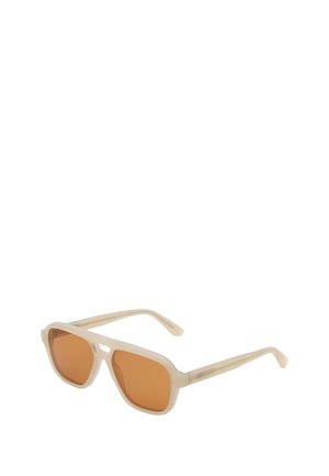 Beige Sonnenbrille mit Kunststoffrahmen, quadratischen bernsteinfarbenen Gläsern und einem Einzelsteg, schräg auf weißem Hintergrund dargestellt.