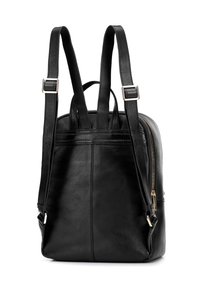 Sac à dos en cuir noir avec des bretelles réglables, finition texturée et poche zippée latérale. Présente un design minimaliste et des lignes épurées.