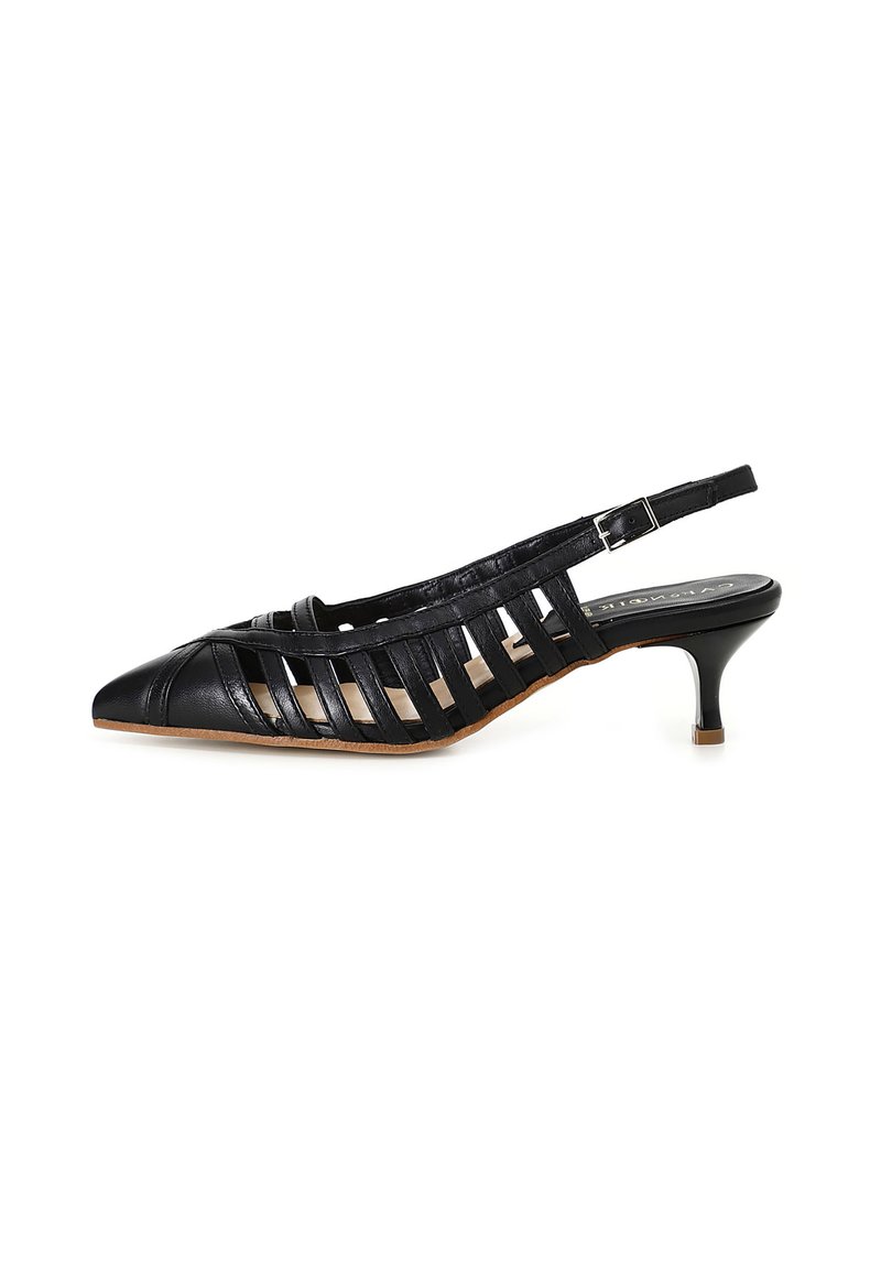 Scarpa slingback in pelle nera con punta affusolata e design a scorciatoia. Caratterizzata da un tacco kitten e una cinturino con fibbia per una vestibilità sicura.