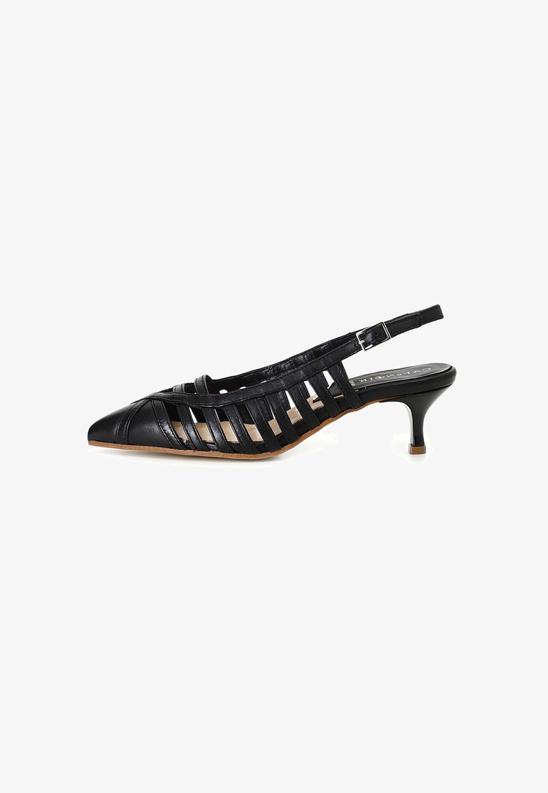 Scarpa slingback in pelle nera con punta affusolata e design a scorciatoia. Caratterizzata da un tacco kitten e una cinturino con fibbia per una vestibilità sicura.