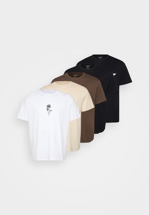 Öt póló fehér, krémszín, barna és fekete színekben; rövid ujjúak, kerek nyakkivágásúak, a fehér pólón pedig egy rózsás grafika látható.