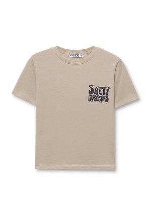 Camiseta de algodón beige con cuello redondo, mangas cortas y un estampado en el pecho que dice "Salty Dreams" en una fuente negra y ondulada.