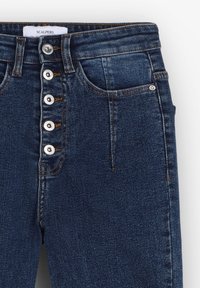 Jeans in denim blu scuro con vita alta, chiusura a cinque bottoni e tasche anteriori. Presentano cuciture dorate e un piccolo etichetta con logo.