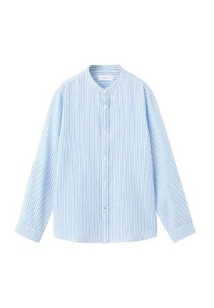 Chemise à manches longues rayée bleu clair et blanc avec col mao et boutonnage sur le devant. Confectionnée dans un tissu doux, elle présente une coupe décontractée et des manches retroussées.