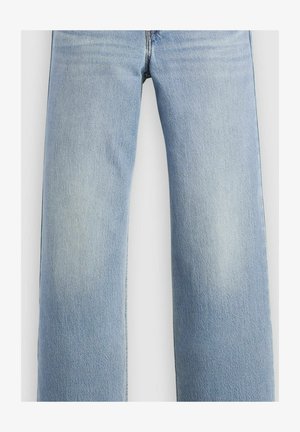 Lyseblå jeans med lige ben, med diskret falming på lårene og synlige syninger foran.