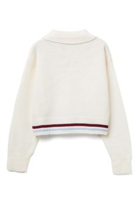 Bílý zkrácený svetr s pletenou texturou, který má plochý límec a žebrované manžety. Akcenty zahrnují vínové, světle modré a bílé pruhy na lemu.