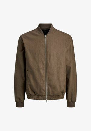 Ruskea bomber-takki, jossa on vetoketjullinen etuosa, resorireunaiset hihansuut ja helma sekä sileä pinta. Takissa on sivutaskut ja nauhakoristeinen kaulussuunnittelu.