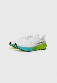 Baskets de sport blanches avec un dessus texturé, présentant une semelle dégradée en bleu et vert, et des accents noirs sur le bout et le talon.