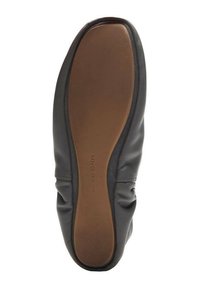 Czarny, wsuwany but ze skóry z miękką, marszczoną cholewką i gładką podeszwą z brązową gumową podstawą. Nazwa marki widoczna na podeszwie.