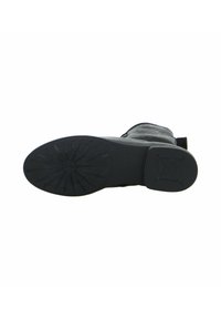 Stivale alla caviglia in pelle nera con superficie texture, punta arrotondata e suola in gomma con motivo a presa circolare. Dettaglio con zip sul lato.