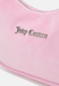 Juicy Couture KABELO SHOULDER BAG WITH CHAIN STRAP METAL PLAQUE UNISEX - Torbica - begonia pink