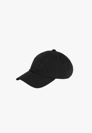 Gorra negra de algodón con una corona redondeada, visera curva y un logo bordado tonal en la parte frontal. Cuenta con agujeros de ventilación a los lados.