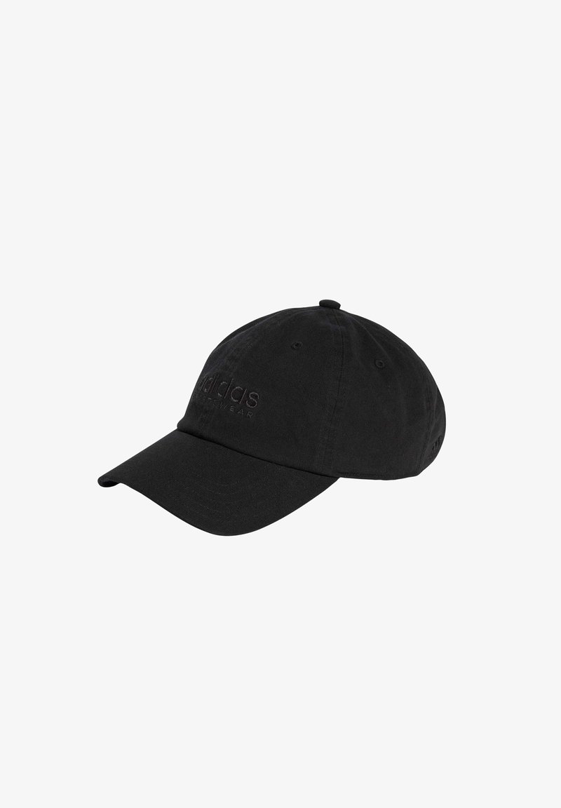 Gorra negra de algodón con una corona redondeada, visera curva y un logo bordado tonal en la parte frontal. Cuenta con agujeros de ventilación a los lados.
