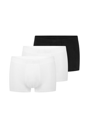 Tre herre boxer shorts i en stablet række, to hvide par foran og et sort par bagest, alle med elastiske taljebånd.