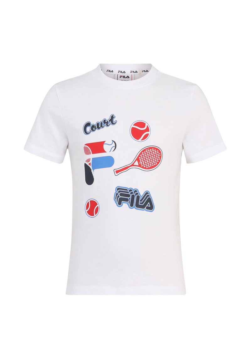 Camiseta de algodón blanca con gráficos de temática de tenis en rojo, azul y negro. El diseño incluye raquetas y pelotas de tenis con el texto "Court" y "Fila".