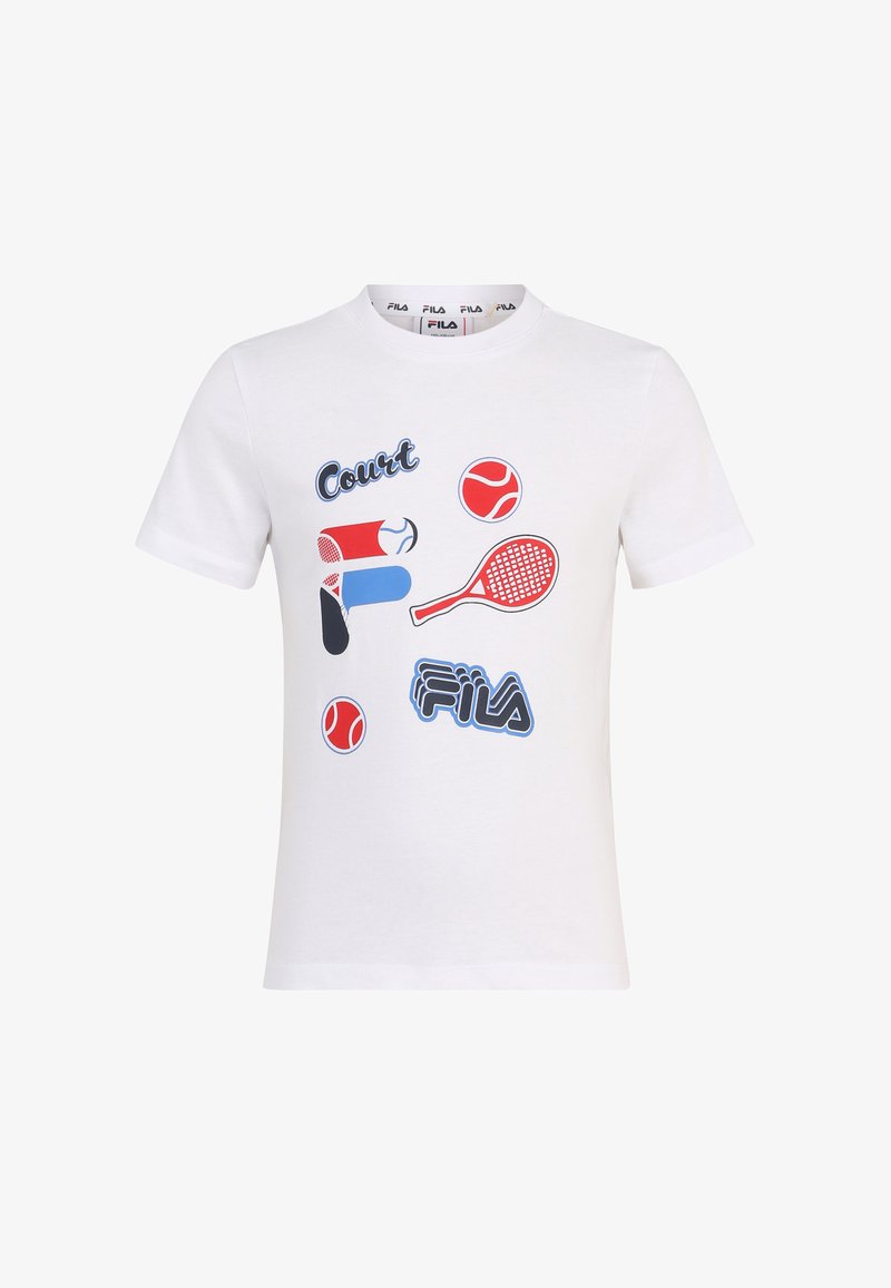 Camiseta de algodón blanca con gráficos de temática de tenis en rojo, azul y negro. El diseño incluye raquetas y pelotas de tenis con el texto "Court" y "Fila".