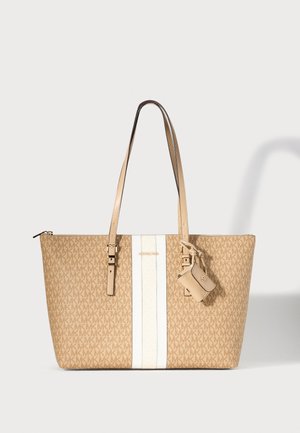 Sac fourre-tout beige Michael Kors avec motif logo répété, bande centrale blanche, doubles poignées et petite pochette attachée.