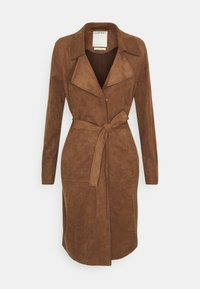 Trench-coat en daim marron avec manches longues, col à revers et taille ceinturée. Présente une texture subtile et une fermeture frontale.