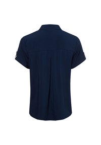 Blusa blu navy a maniche corte con colletto, caratterizzata da una piega sul retro e maniche arrotolate con dettagli a bottoni, realizzata in tessuto morbido.