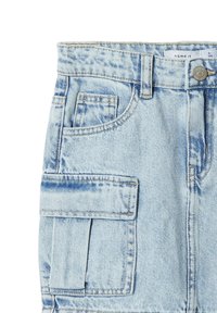 Hellblaue Jeansrock mit hoher Taille, Fronttaschen und einer Klappen-derseite. Sichtbare Nähte und ein Knopfverschluss.