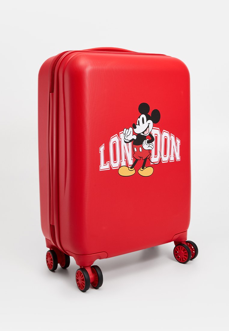 Roter Hartschalenkoffer mit strukturiertem Finish, versehen mit einem Grafikdesign von Mickey Mouse und "LONDON" in großen weißen Buchstaben. Vier Rollen für Mobilität.