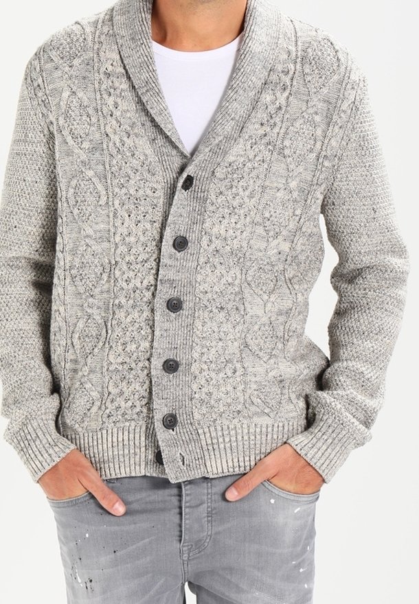 Cardigan grigio lavorato a maglia con colletto a scialle, caratterizzato da motivi testurizzati e sei bottoni neri sulla parte anteriore. Polsini e orlo a coste.
