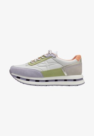 Sneaker con lacci che presenta un mix di pelle bianca e camoscio nei colori lavanda, verde e arancione pallido. Suola chunky con accenti neri a contrasto.