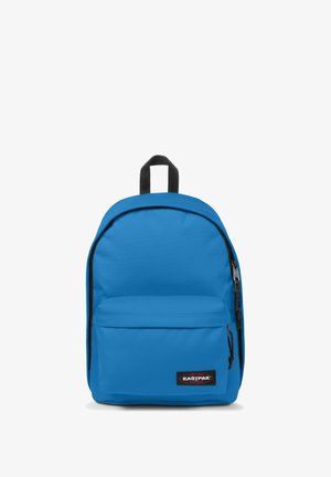 Zaino in nylon blu con tasca frontale con zip, dettagli neri e maniglia superiore, caratterizzato da una forma arrotondata e spallacci regolabili.