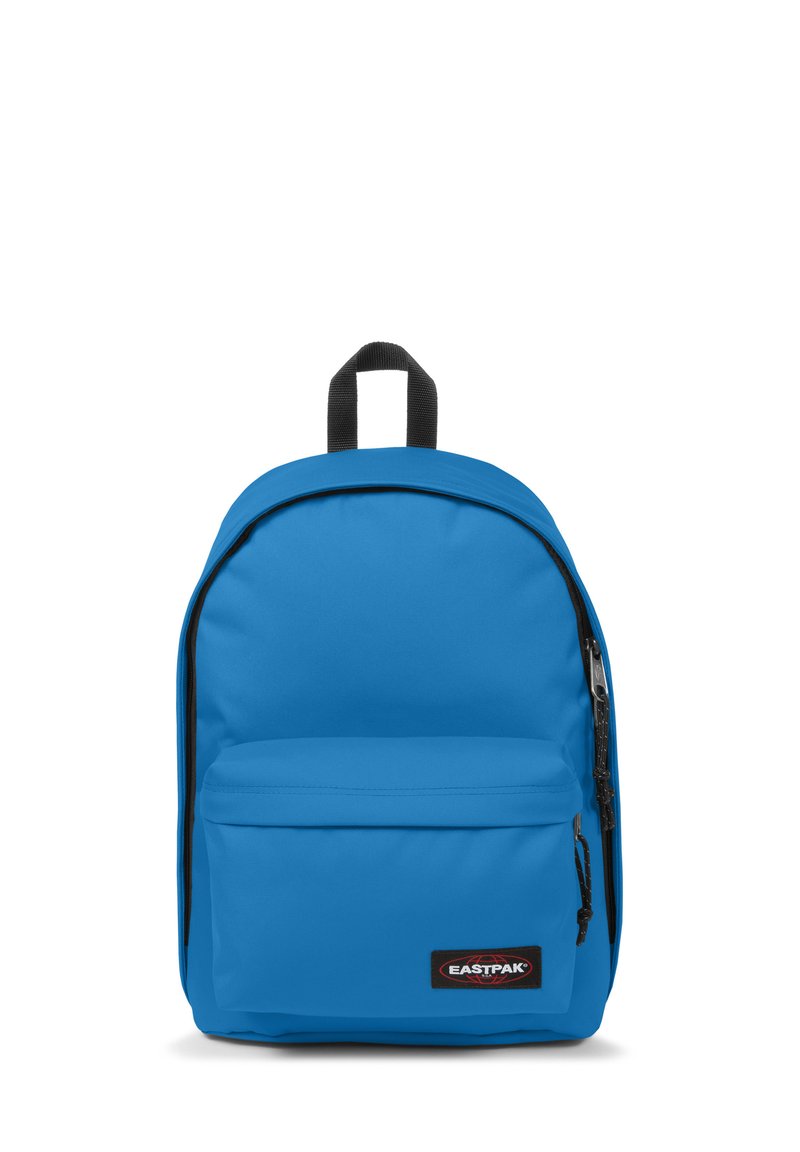 Blå nylonryggsäck med en framficka med dragkedja, svarta detaljer och ett handtag upptill, med en rundad form och justerbara axelband.