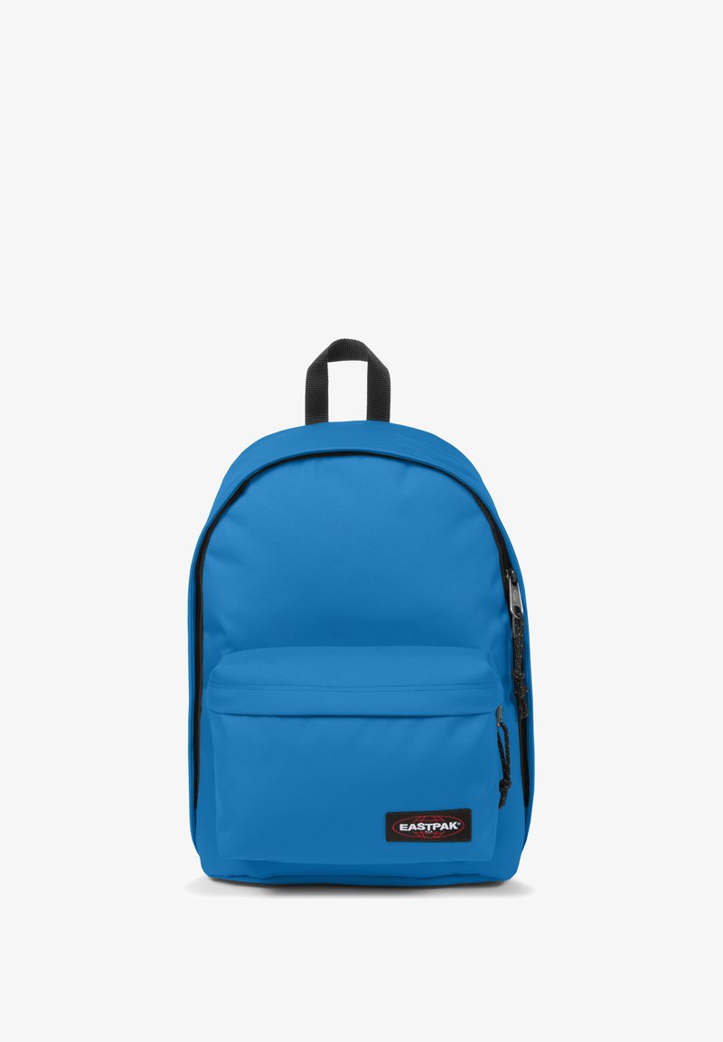Niebieski plecak z nylonu z przednią kieszenią na zamek błyskawiczny, czarnymi akcentami i uchwytem u góry, o zaokrąglonym kształcie i regulowanymi ramiączkami.